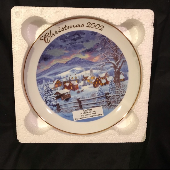 ✨Avon Collectable 2002 Christmas Plate✨ - Picture 1 of 3
